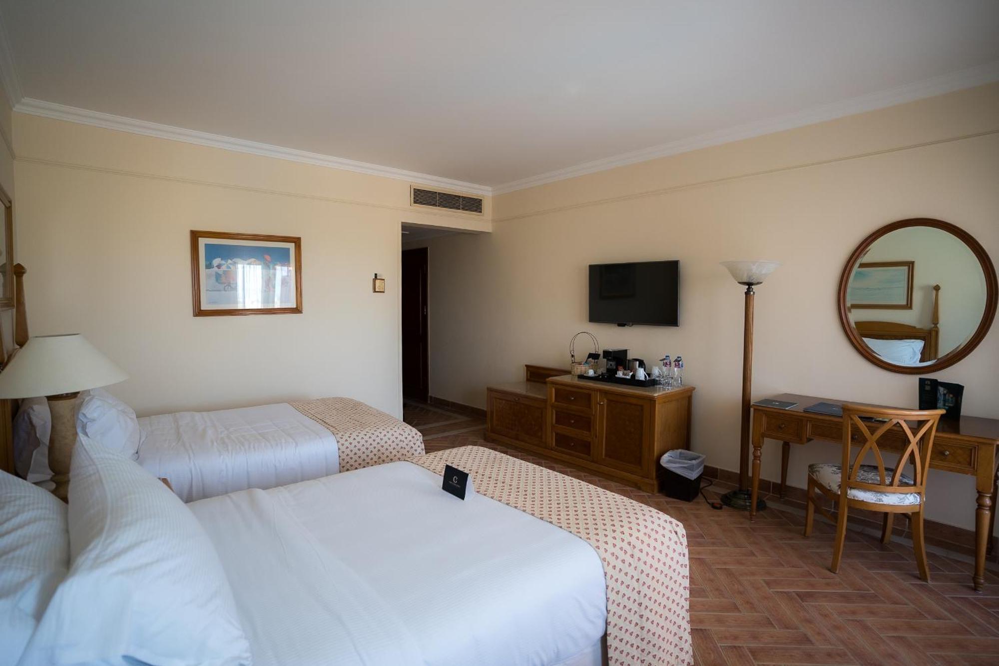 The Cascades Golf Resort, Spa & Thalasso Soma Bay Bagian luar foto A room at the hotel